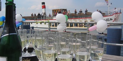 Hochzeit - Geeignet für: Filmproduktionen - Seenplatte - Sektampfang am Bootssteg - Seehotel Ecktannen
