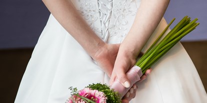 Hochzeit - Geeignet für: Geburtstagsfeier - Binnenland - Schicke Braut mit schickem Brautstrauß - Hotel Altes Stahlwerk
