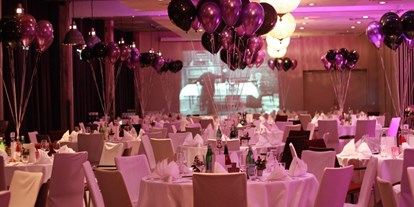 Hochzeit - Art der Location: Fabrik - Runde Tische bestuhlt mit Hussen und farblich abgestimmten Ballons - Hotel Altes Stahlwerk