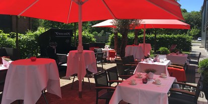 Hochzeit - Frühlingshochzeit - Kisdorf - festliche Kaffeetafel auf der Terrasse - Hotel Altes Stahlwerk