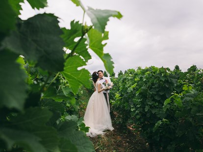 Hochzeit - Weinkeller - Fotos im nahegelegenen Weinberg. - Villa Giarvino - das exquisite Gästehaus im Piemont