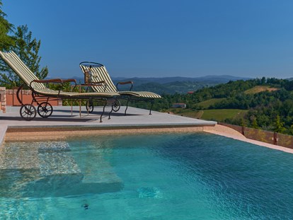 Hochzeit - Umgebung: in Weingärten - Italien - Villa Giarvino - das exquisite Gästehaus im Piemont