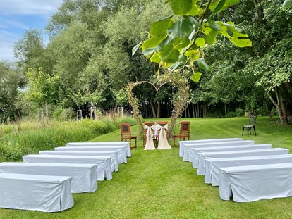 Hochzeit - Art der Location: privates Anwesen - Guglwald - Zeremonie vorm Rosenherz - Vedahof - Gramastetten
