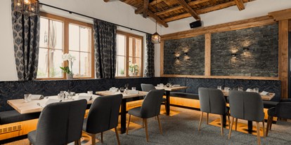 Hochzeit - Art der Location: Hotel - Tirol - Unser Stüberl mit bis zu 80 Sitzplätzen. Es kann seperat genutzt werden und ist durch eine breite Schiebetüre vom Panoramarestaurant getrennt. Geöffnet sind beide Räumlichkeiten  - jezz AlmResort Ellmau