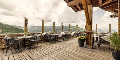 Hochzeit - Garten - Tirol - Unsere große Sonnenterrasse bietet ausreichend Platz für gemeinsame Stunden und verwöhnt mit atemberaubendem Weitblick. - jezz AlmResort Ellmau