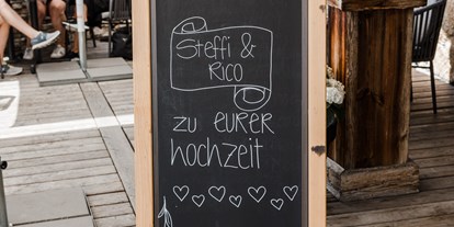 Hochzeit - Hunde erlaubt - Tiroler Unterland - Willkommensschild - jezz AlmResort Ellmau