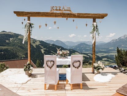 Hochzeit - Wickeltisch - Kirchberg in Tirol - Platz der Trauung mit wunderschöner Aussicht - jezz AlmResort Ellmau