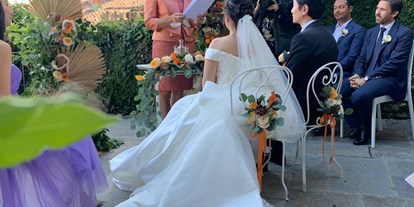 Hochzeit - Trauung im Freien - Serpiano - Real Wedding - Der bezaubernde italienische Garten dient als Kulisse für das Hochzeitsritual. - Villa Piceni