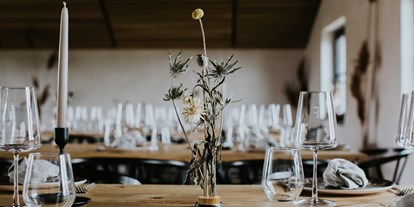 Hochzeit - Art der Location: Restaurant - Donauraum - Dachboden Gedeckter Tisch - Franz von Grün 