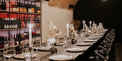Hochzeit - Art der Location: im Freien - Niederösterreich - Weinkeller gedeckter Tisch - Franz von Grün 