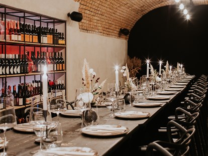 Hochzeit - Art der Location: Restaurant - Weinkeller gedeckter Tisch - Franz von Grün 