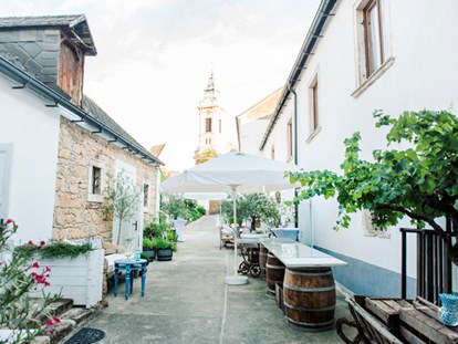 Hochzeit - Kapelle - Lackendorf - Blick in den Innenhof. Die Kirche ist fußläufig erreichbar. - Himmelblau Rust - Hochzeit im Vintage Haus