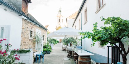 Hochzeit - Festzelt - Österreich - Blick in den Innenhof. Die Kirche ist fußläufig erreichbar. - Himmelblau Rust - Hochzeit im Vintage Haus