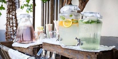Hochzeit - Umgebung: mit Seeblick - Neusiedler See - Erfrischende Getränke mit Stil. - Himmelblau Rust - Hochzeit im Vintage Haus