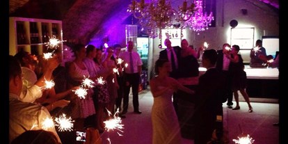 Hochzeit - Festzelt - Österreich - Feiern in der Vinothek. - Himmelblau Rust - Hochzeit im Vintage Haus