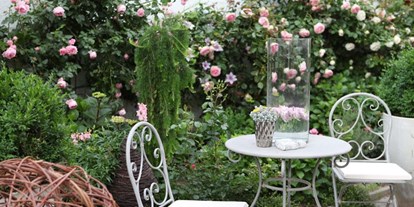 Hochzeit - Art der Location: Scheune - Englische Rosen säumen den Innenhof - Himmelblau Rust - Hochzeit im Vintage Haus