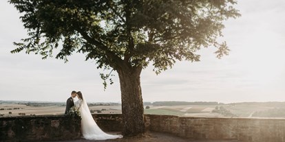 Hochzeit - Umgebung: in Weingärten - Steinheim an der Murr - Die Burg Stettenfels bietet zahlreiche tolle Spots für herrliche Brautpaar-Fotos. - Burg Stettenfels