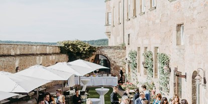 Hochzeit - Umgebung: in Weingärten - Die grüne Terrasse der Burg Stettenfels eignet sich ideal für den Empfang oder eine Geschenketisch. - Burg Stettenfels