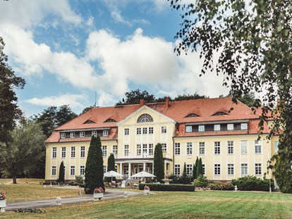 Hochzeit - Parkplatz: kostenlos - Brandenburg Süd - Schloss Wulkow
