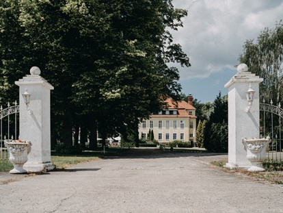 Hochzeit - Frühlingshochzeit - Brandenburg Süd - Die Schlossanlage Wulkow lädt zu einer Trauung ins Freie. - Schloss Wulkow