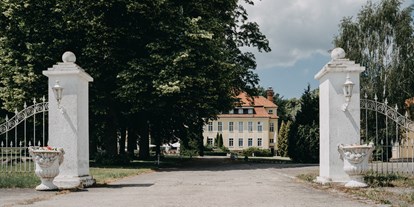 Hochzeit - Art der Location: Schloss - Brandenburg - Die Schlossanlage Wulkow lädt zu einer Trauung ins Freie. - Schloss Wulkow
