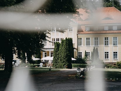 Hochzeit - Umgebung: im Park - Brandenburg Süd - Die Hochzeitslocation Schloss Wulkow. - Schloss Wulkow
