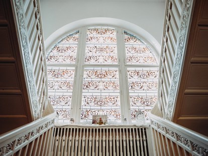 Hochzeit - Hochzeits-Stil: Boho - Deutschland - Der große, zentrale Treppenaufgang lädt zu tollen Hochzeitsfotos ein. - Schloss Wulkow