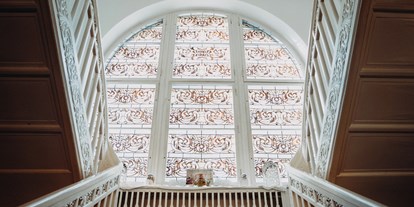 Hochzeit - Art der Location: Schloss - Brandenburg - Der große, zentrale Treppenaufgang lädt zu tollen Hochzeitsfotos ein. - Schloss Wulkow