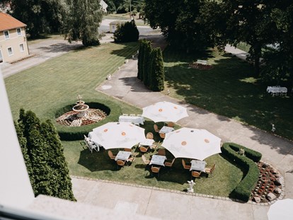 Hochzeit - Umgebung: am Land - Buckow - Sektempfang in der Gartenanlage des Schloss Wulkow. - Schloss Wulkow