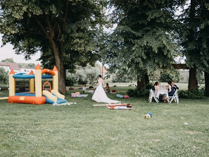 Hochzeit - Art der Location: im Freien - Brandenburg Süd - Der Garten bietet zahlreiche Spielmöglichkeiten für Hochzeitsgesellschaften mit Kindern. - Schloss Wulkow