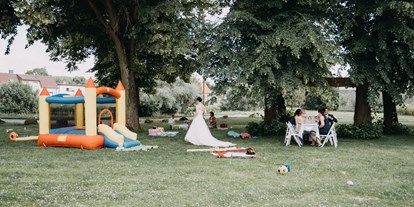 Hochzeit - Art der Location: Schloss - Brandenburg - Der Garten bietet zahlreiche Spielmöglichkeiten für Hochzeitsgesellschaften mit Kindern. - Schloss Wulkow