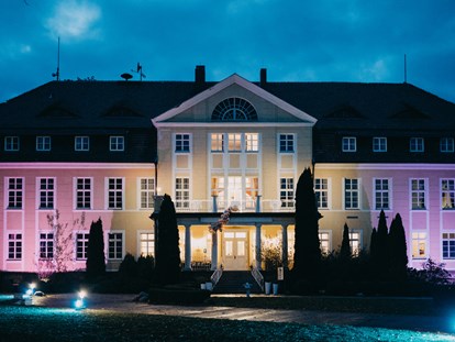 Hochzeit - Hochzeits-Stil: Boho - Deutschland - Mit seiner beeindruckenden Lichtanlage ist das Schloss Wulkow auch bei Nacht ein Blickfang. - Schloss Wulkow
