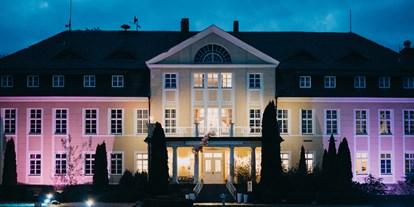 Hochzeit - Hunde erlaubt - Brandenburg Süd - Mit seiner beeindruckenden Lichtanlage ist das Schloss Wulkow auch bei Nacht ein Blickfang. - Schloss Wulkow