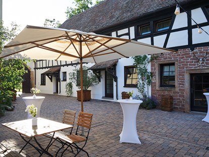 Hochzeit - Art der Location: Gasthaus - Rheinland-Pfalz - Der Innenhof des Gut Rehbach eignet sich ideal für einen Sektempfang. - Gut Rehbach