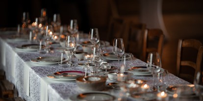 Hochzeit - Geeignet für: Firmenweihnachtsfeier - Rheinland-Pfalz - Eine Hochzeitstafel in der Festhalle Flonheim. - Festhalle Flonheim