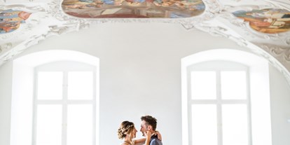 Hochzeit - Kirche - Steiermark - Auch im Schloss Stainz selbst lassen sich zahlreiche tolle Brautpaarshootings durchführen. - Schloss Stainz
