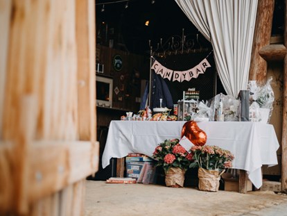 Hochzeit - Art der Location: Bauernhof/Landhaus - Die Candybar in der Scheune ist das Highlight für Jung und Alt. - Alte Försterei