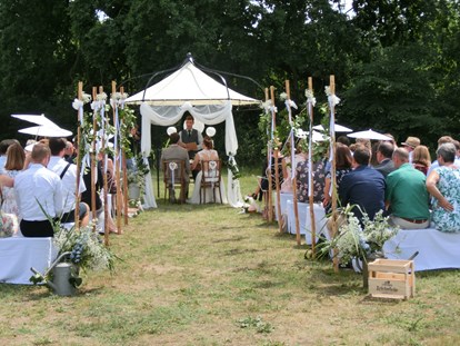 Hochzeit - Art der Location: Bauernhof/Landhaus - Trauung auf der Forstwiese. - Alte Försterei