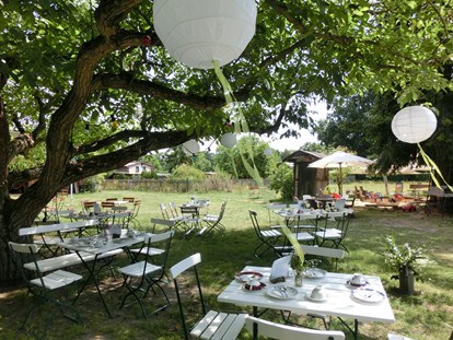 Hochzeit - Art der Location: im Freien - Bad Saarow - Spielplatz im Hintergrund... - Alte Försterei