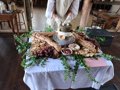 Hochzeit - Hochzeitsessen: Catering - ...mal eine ganz andere Hochzeitstorte...ein Käsebuffet... - Alte Försterei