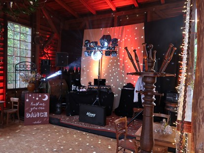 Hochzeit - Hochzeitsessen: Catering - ...die Bühne für DJ oder Liveband... - Alte Försterei