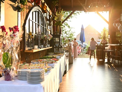 Hochzeit - Hochzeitsessen: Catering - ...die Abendsonne scheint in die Scheune... - Alte Försterei
