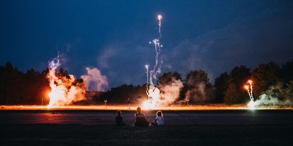Hochzeit - Berlin-Stadt - In der Nacht eignet sich das verlassene Flugfeld Werneuchen für Feuershows oder Feuerwerke. - Event Hangar - Flugplatz Werneuchen