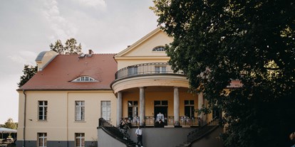Hochzeit - Umgebung: im Park - Berlin-Umland - Das Gutshaus Neukladow im Stadtteil Berlin - Kladow. - Gutshaus Neukladow