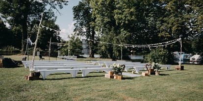 Hochzeit - Umgebung: im Park - Lychen - Das Havelschloss Zehdenick bietet Platz für eine Trauung unter freiem Himmel. - Havelschloss Zehdenick
