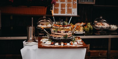 Hochzeit - Niemegk - Eine Hochzeitstorte samt Kuchenbuffet auf der Burg Bad Belzig. - Burghotel Bad Belzig