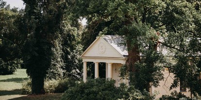 Hochzeit - Buckow - Trauungen finden in der Bibliothek im Schlosspark statt. Dieser ist im Stil eines griechischen Tempels erbaut. - Schloss Steinhöfel