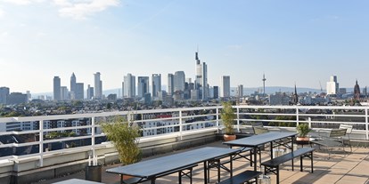 Hochzeit - Fotobox - Hessen Nord - Eine Hochzeit auf der Terrasse mit Blick auf die Skyline von Frankfurt. - OutOfOffice Frankfurt-Sachsenhausen
