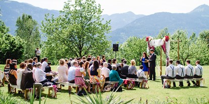 Hochzeit - Hochzeitsessen: Catering - Faak am See - Gemütliche Bänke laden zur Hochzeit unter Freiem Himmel. - Schloss Wasserleonburg