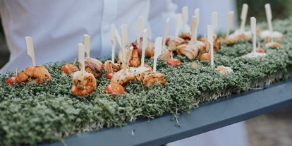 Hochzeit - Trier - Kleine Snacks sorgen für kulinarischen Hochgenuss bei Brautpaar und Hochzeitsgästen. - Orangerie Nells Park Hotel Trier